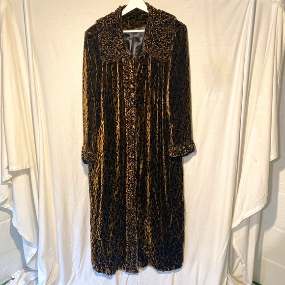 VINTAGE 1940’s Style Leopard Velvet Dressing Gown / Jacket - Picture 2 of 6